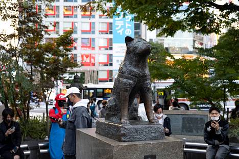 Uskollisuuden symboliksi noussut Hachiko-koira sai oman patsaansa Tokion Shibuyan asemalle.