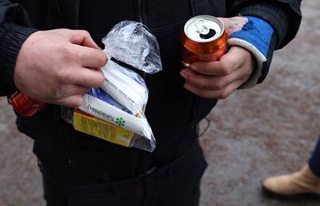 Hoitajat jakoivat terveystuotteita nuorille huumeidenkäyttäjille Helsingin Sörnäisissä tammikuussa. 