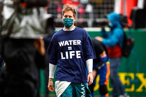 Sebastian Vettel pukeutui Turkin gp:ssä paitaan, jossa oli teksti ”water = life” eli vesi on elämä.