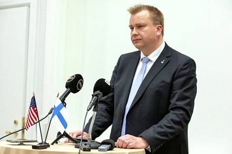 Suomen puolustusministeri Antti Kaikkonen (kesk) puhui toimittajille Yhdysvaltain-vierailullaan keskiviikkona.