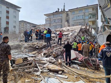 Pelastustyöntekijät raivasivat maanjäristyksen tuhoamia talonraunioita Yesilyurtin alueella Malatyan maakunnassa Turkissa.
