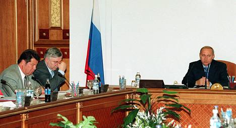 Vladimir Putin keskustelemassa varapääministeri Nikolai Aksjonenkon kanssa valtionbudjetista vuonna 2000. Putin on puheissaan korostanut, että hänelle on erityisen tärkeää julkisen sektorin palkansaajien ja eläkeläisten taloudellisen aseman parantaminen Venäjällä.