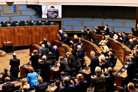 Ukrainan presidentti Volodymyr Zelenskyi piti puheen videoyhteyden välityksellä Suomen eduskunnassa. 