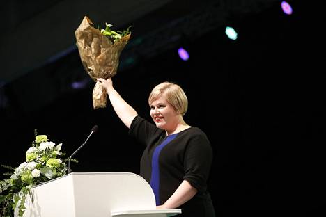 Vastavalittu puheenjohtaja Annika Saarikko juhli voittoaan.