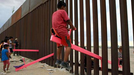 Yhdysvallat | Yhdysvaltain ja Meksikon väliselle muurille pystytetyt lasten keinulaudat voittivat Britanniassa Vuoden design -palkinnon