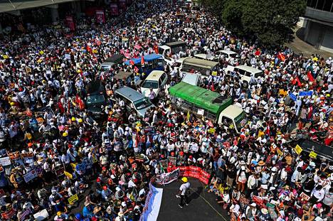 Ihmiset osoittivat mieltään sotilasvallankaappausta vastaan jälleen maanantaina maan suurimmassa kaupungissa Yangonissa.