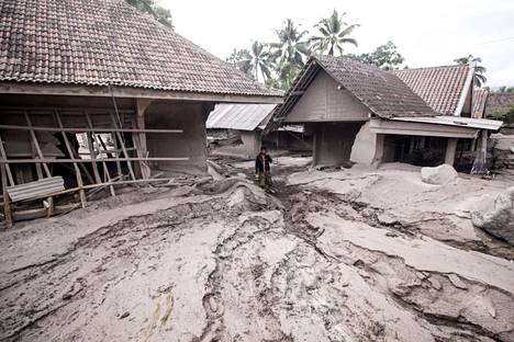 Tulivuorenpurkauksen aiheuttamia tuhoja Sumberwuluhin kylässä Jaavan saarella.