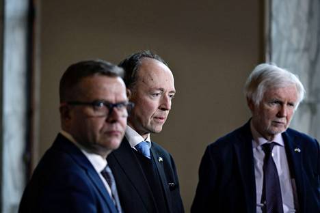 Kokoomuksen puheenjohtaja Petteri Orpo, ulkoasiainvaliokunnan puheenjohtaja Jussi Halla-Aho (ps) ja ulkoasiainvaliokunnan varapuheenjohtaja Erkki Tuomioja (sd) kuvattiin eduskunnassa huhtikuussa.