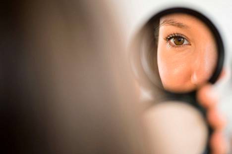 Vanhetessa kasvojen turvotus saattaa tulla näkyviin aiempaa paremmin, sillä iän myötä esimerkiksi silmänympäryksen iho veltostuu.