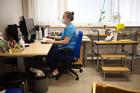 Sairaanhoitaja Laura Torikka teki kirjallisia töitään kesäkuussa Lauttasaaren terveysasemalla.