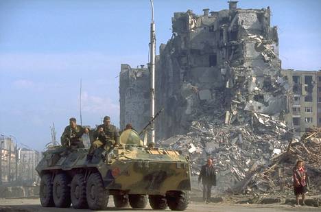 Venäläisjoukkoja raunioituneessa Groznyissa vuonna 1995. Vastarinta jatkui, ja tuore pääministeri Vladimir Putin määräsi tuhoisimmat pommitukset vuonna 1999. Ihmisoikeusjärjestöt ovat arvioineet, että Tšetšenian toisessa sodassa kuoli 25 000 siviiliä.