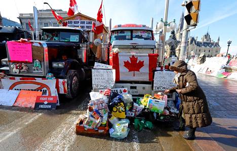 Mielenosoitukset Kanadan koronarajoituksia vastaan jatkuvat Ottawassa jo toista viikkoa. Jotkut ovat tukeneet mielenosoittajia tuomalla heille muun muassa elintarvikkeita ja polttoainetta.