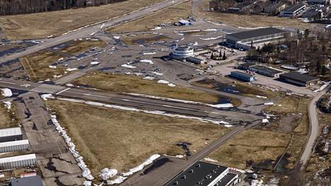 Marraskuussa 2018 Malmin lentokenttäalue näytti tältä. Uudelleen käynnistyneessä kiistassa puidaan sitä, pitäisikö kiitorata-alueet säilyttää vai riittääkö niiden muiston kunnioittaminen uudella asuinalueella.