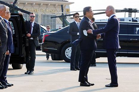 Etelä-Korean ulkoministeri Park Jin (vas) tervehti Yhdysvaltain presidenttiä Joe Bideniä, kun Biden saapui Etelä-Koreaan perjantaina. 