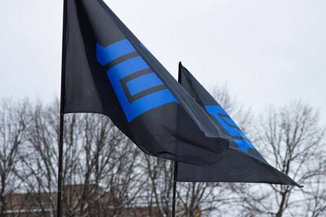 Sinimustan liikkeen lippuja vaalitilaisuudessa Tammelan torilla Tampereella helmikuussa.