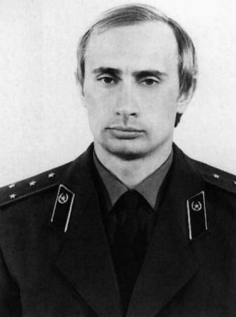 Vladimir Putin KGB:n univormussa 1980-luvulla.