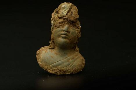 Kaivauksissa löydetty Rooman valtakunnan ajalta peräisin oleva naishahmoa esittävä veistos.