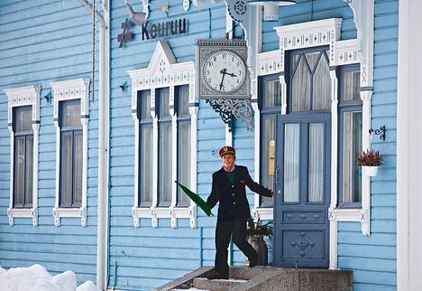 Keuruun aseman isäntä Veli Koski on pukeutunut junanlähettäjän takkiin ja lakkiin. Aikaa näyttää entinen Iisalmen aseman kello.