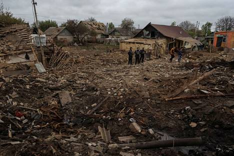 Paikallisia viranomaisia tuhoutuneella asuinalueella Pavlohradissa maanantaina. 