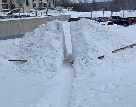 Viikissä Ruokaviraston parkkipaikalle rakennettiin viime kesänä aita ihmisten käyttämän oikoreitin varrelle. Nyt aidan kohdalle on kasattu lumet. Joku on halkaissut lumiröykkiön kahtia.