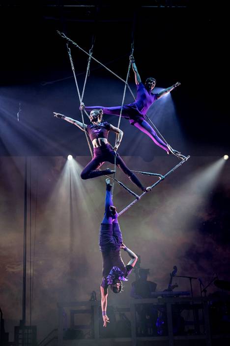 Valpuri Kaarninen (top), Maria Peltola, Jaimee Allen on the triple trapeze.