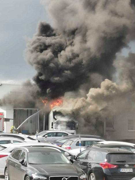Pelastuslaitos sammutti jakeluauton tulipaloa Herttoniemen Asentajankadulla torstaina.
