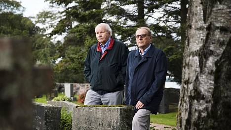 Arto Teronen ja Jouko Vuolle alkoivat kiertää suomalaisia hautausmaita: syntyi eläväinen radio-ohjelma ja kirjasarja kuolleista urheilijoista