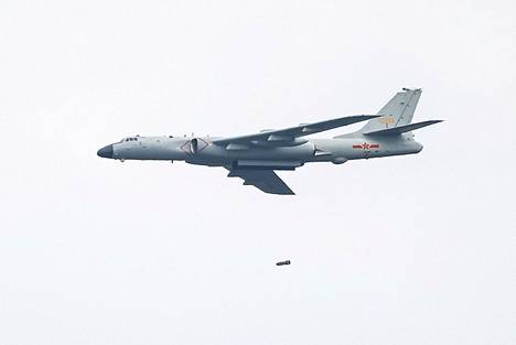 Taiwanin puolustusministeriön mukaan perjantaisessa tapauksessa oli mukana myös Xian H-6 -pommikoneita. Kuvassa pommikone tiputtaa pommin osana International Army Games -tapahtumaa Venäjällä syyskuussa.