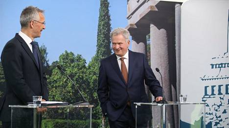 Naton pääsihteeri Jens Stoltenberg ja Suomen presidentti Sauli Niinistö puhuivat perjantaina puhelimessa. Kuva on kesäkuulta Kultaranta-keskusteluista.