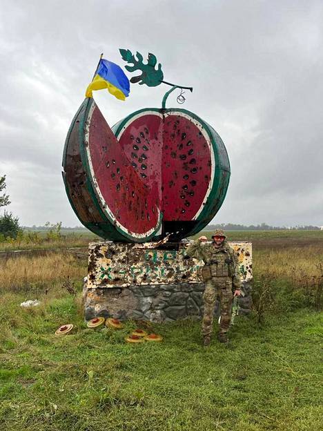 Sunnuntaina julkaistun videon pysäytyskuvassa näkyy kuinka sotilas oli kiinnittänyt Ukrainan lipun vesimelonimonumentin päälle Hersonin alueella.