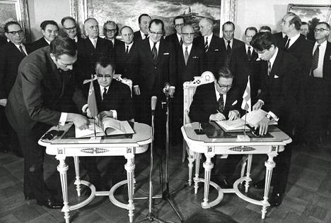 Neuvostoliiton ulkomaankauppaministeri Nikolai Patolitshev (vas.) ja ulkomaankauppaministeri Jussi Linnamo allekirjoittivat torstaina noin 3,5 miljardin markan kauppasopimuksen. Se merkitsee Suomen ja Neuvostoliiton välisen kaupan runsaasti yli kymmenen prosentin suuruista kasvua ensi vuoden aikana.