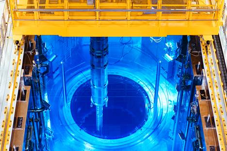 Polttoaineen latausta Olkiluodon ydinvoimalan kolmosreaktorissa.