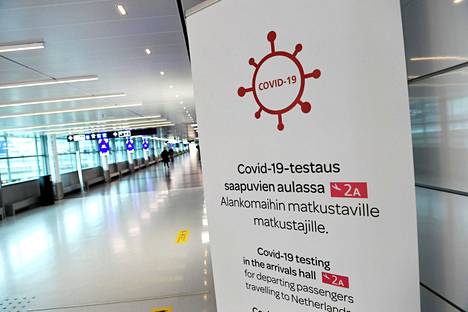 Koronatestiin ohjeistava kyltti Helsinki-Vantaan lentoasemalla. 
