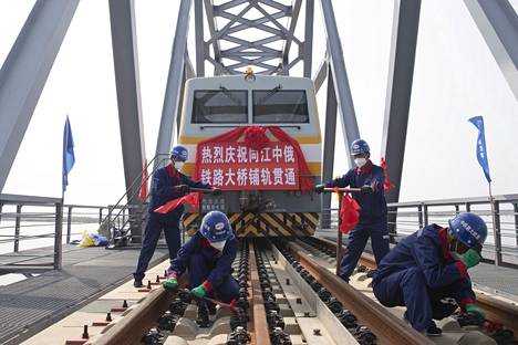 Kiinalaiset työntekijät viimeistelivät ratatöitä Kiinan ja Venäjän rajalle rakennetulla uudella rautatiesillalla Tongjiangissa viime elokuussa.