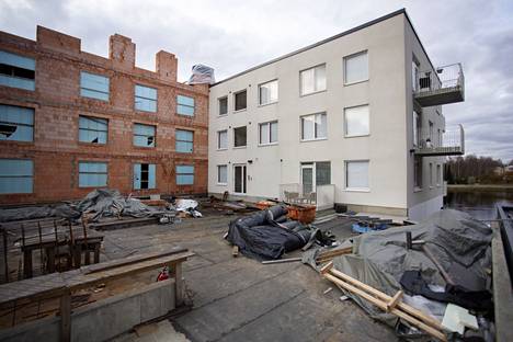 The finished house is four stories, and the house attached to its side was supposed to be five stories.  The outer walls of the buildings are massive brick blocks, and the walls of the finished house are plastered. 