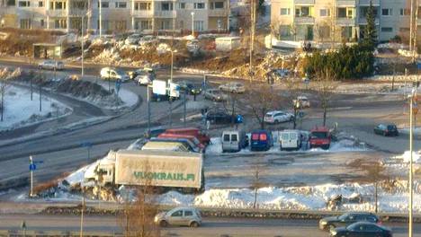 Poliisi sulki siviili­autoilla tien­pätkän Espoossa, koska siinä on mustaa jäätä