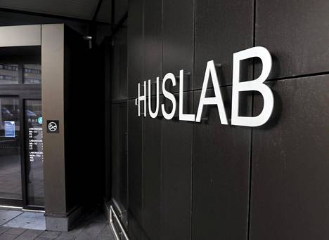 HUSLAB-laboratorion sisäänkäynti Helsingin Meilahden sairaala-alueella.