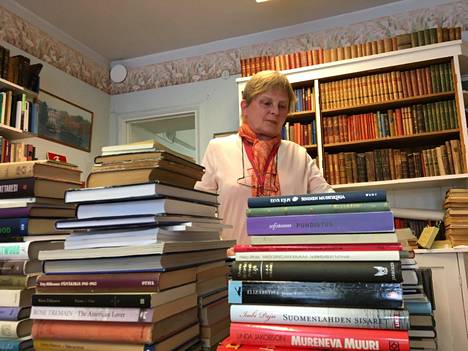 Benita Holopainen on pitänyt antikvariaattia Etu-Töölössä yli kaksikymmentä vuotta. Kivijalkakaupan valikoimassa on paljon naisten kirjoittamia kirjoja.