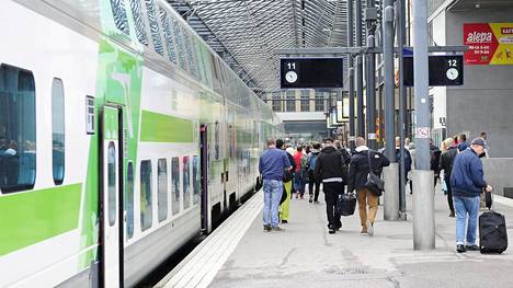 Matkustajia ja Turkuun menevä VR:n matkustajajuna Helsingin päärautatieasemalla.