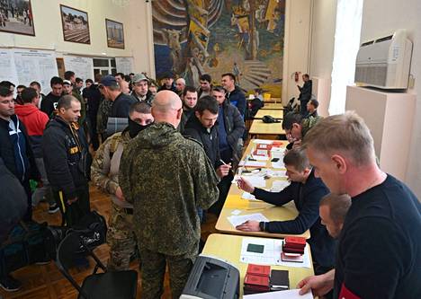 Venäläismiehiä värväystoimistossa Rostovin alueella sijaitsevassa Bataiskissa 26. syyskuuta.