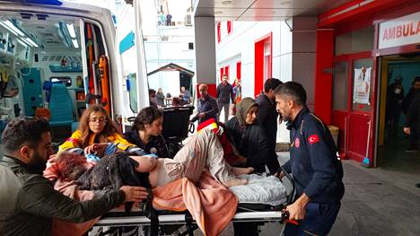Loukkaantunutta naista kuljetettiin sairaalahoitoon Karkamişin alueella Gaziantepin maakunnassa Turkissa maanantaina. 