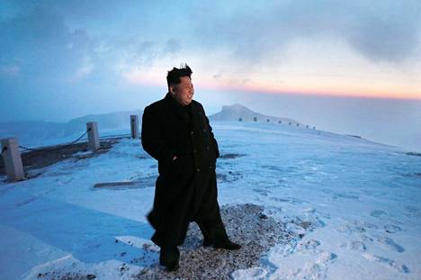 Pohjois-Korean johtaja Kim Jong-un kommunistihallinnon julkaisemassa kuvassa Paektu-vuorella auringonnousun aikaan vuonna 2015. Kim on vaatinut pohjoiskorealaisia naisia noudattamaan perinteisiä sukupuolirooleja eli olemaan nättejä ja hoitamaan perheensä.