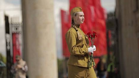 Nuori nainen armeija-asussa voitonpäivän paraatissa Moskovassa.