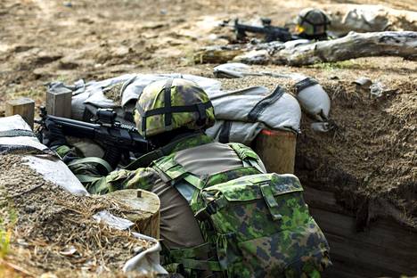 Suomalaisia jalkaväkitaistelijoita M17-luotisuojaliiveissä.