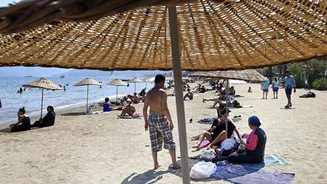 Rantalomailijoita Turkin Marmariksessa 17. heinäkuuta. Aurinkomatkat ja Tui peruivat tällä viikolla pakettimatkansa Espanjaan, Kroatiaan ja Turkkiin.