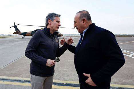 Yhdysvaltain ulkoministeri Antony Blinken keskusteli Turkin ulkoministeri Mevlüt Çavuşoğlun kanssa sunnuntaina Kaakkois-Turkin maanjäristyksen tuhoihin tutustuessaan.