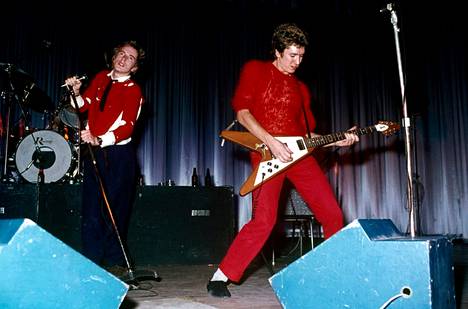 Laulaja Johnny Rotten ja kitaristi Steve Jones Sex Pistolsin keikalla Dunstablesin Queensway Hallissa lokakuussa 1976. 