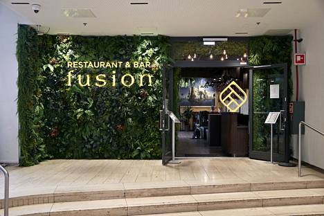Muovikasvien paljous viittaa Fusion-ravintolan esikuvana toimivaan Babyloniin ja sen puutarhoihin.