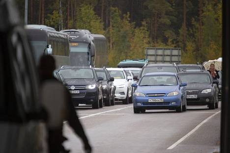 Venäläisiä autoja ja busseja jonossa Vaalimaan rajanylityspaikalla perjantaina. 