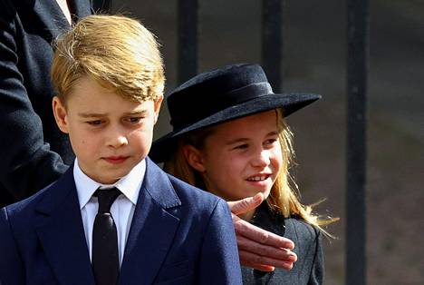 George ja Charlotte lähdössä Westminster Abbeysta tilaisuuden jälkeen.
